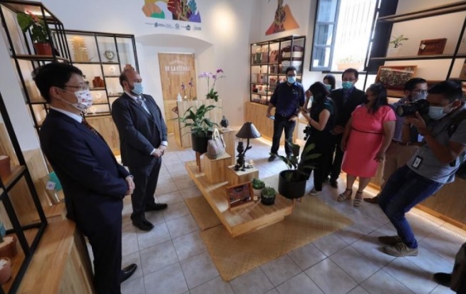 Pequeños empresarios abren tienda artesanal QA Cuna de Maestros Artesanos
