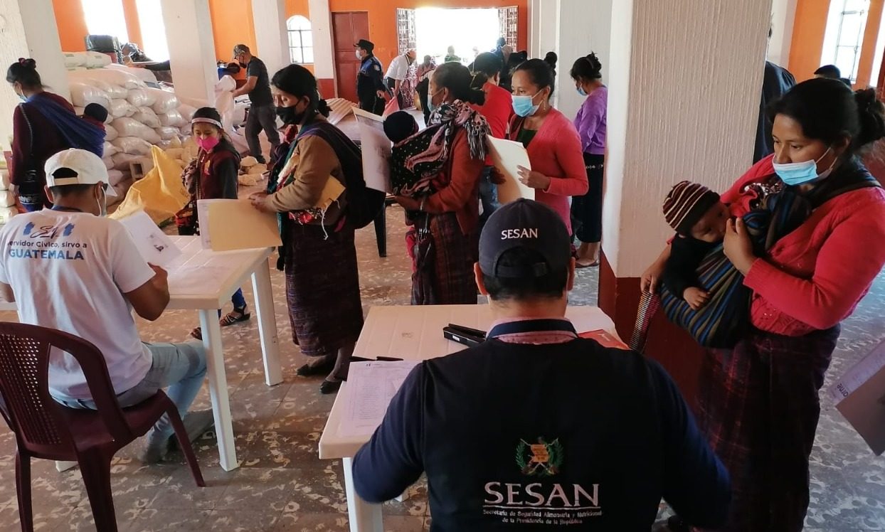 Familias vulnerables ante la desnutrición reciben alimentos