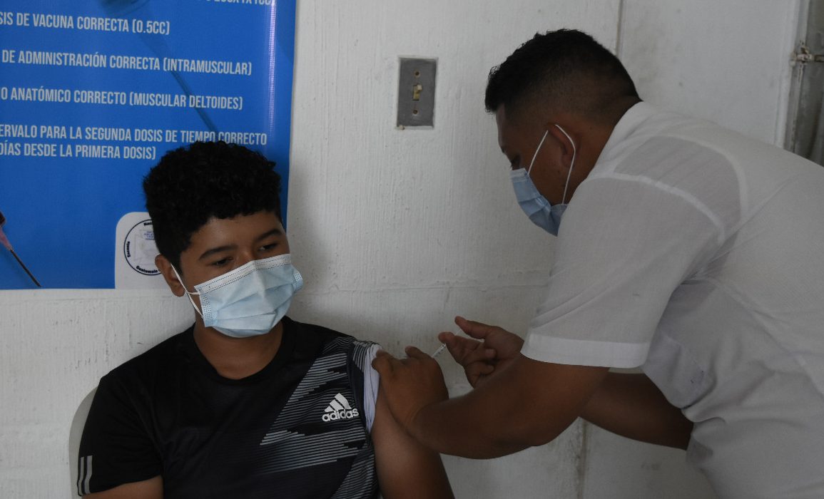 Madres de familia destacan importancia de vacunar a adolescentes contra el COVID-19