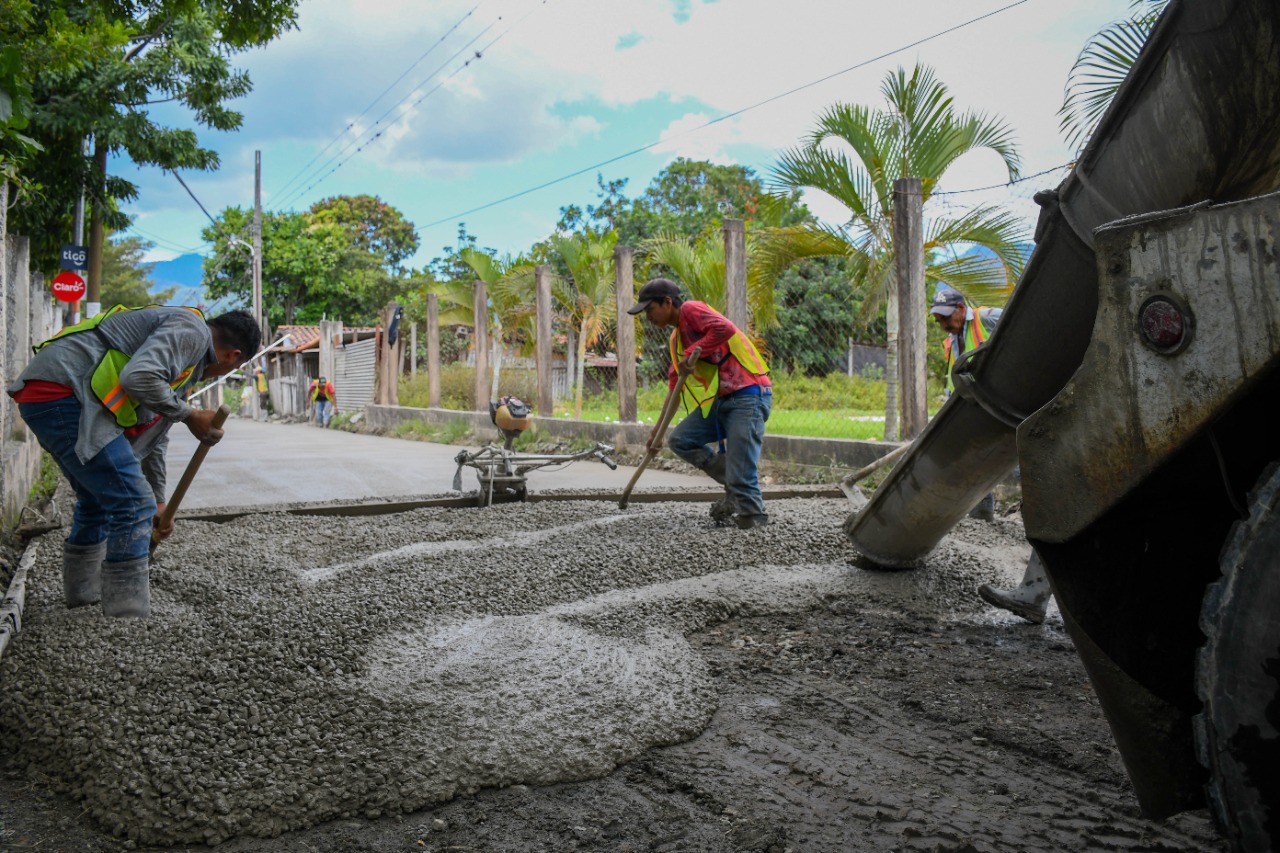 Salamá fortalece su desarrollo con mejora de camino rural