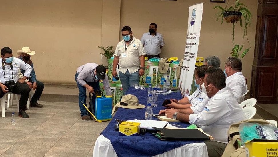 Agricultores de Jutiapa reciben bombas de agua