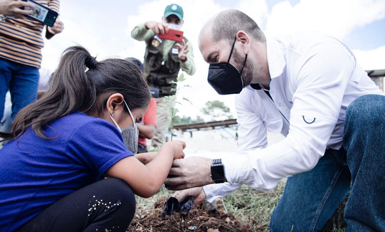 MARN y Energuate contribuyen a la reforestación de Campur