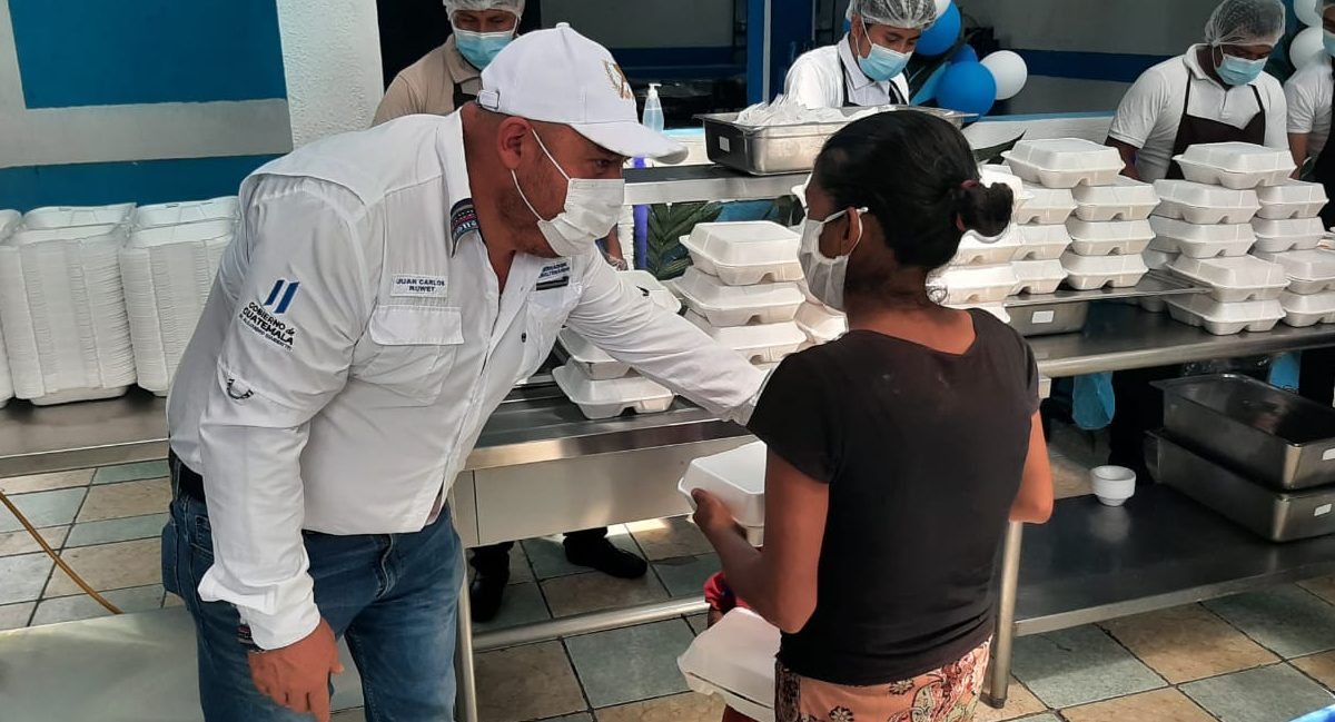Habitantes de San Miguel Pochuta se benefician con comedor social
