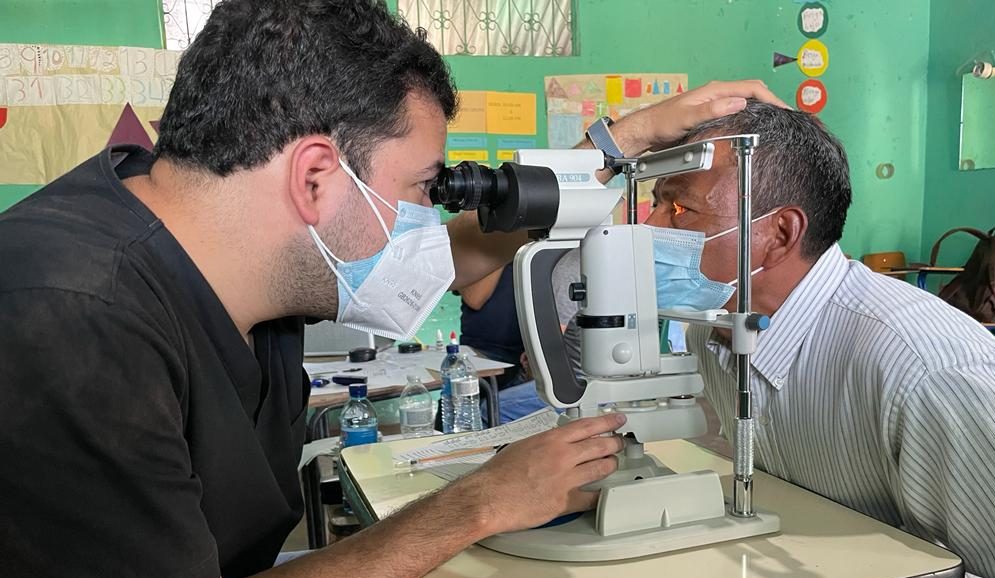 Jornada oftalmológica beneficia a vecinos de Colotenango