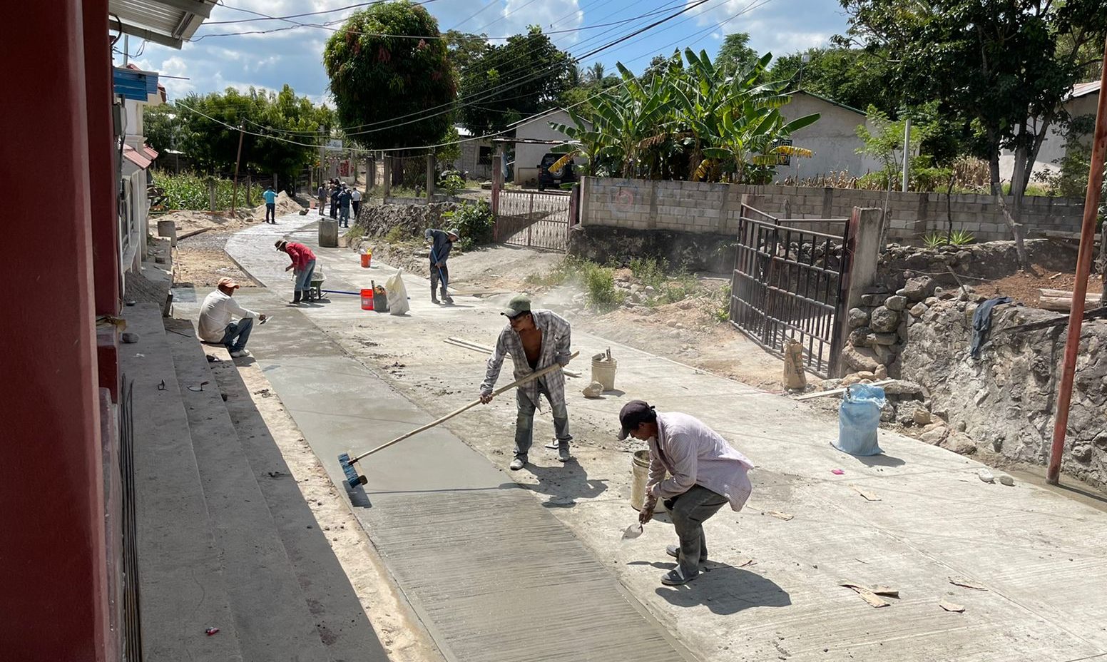 Pavimentación de camino rural contribuye al desarrollo de Agua Blanca, Jutiapa