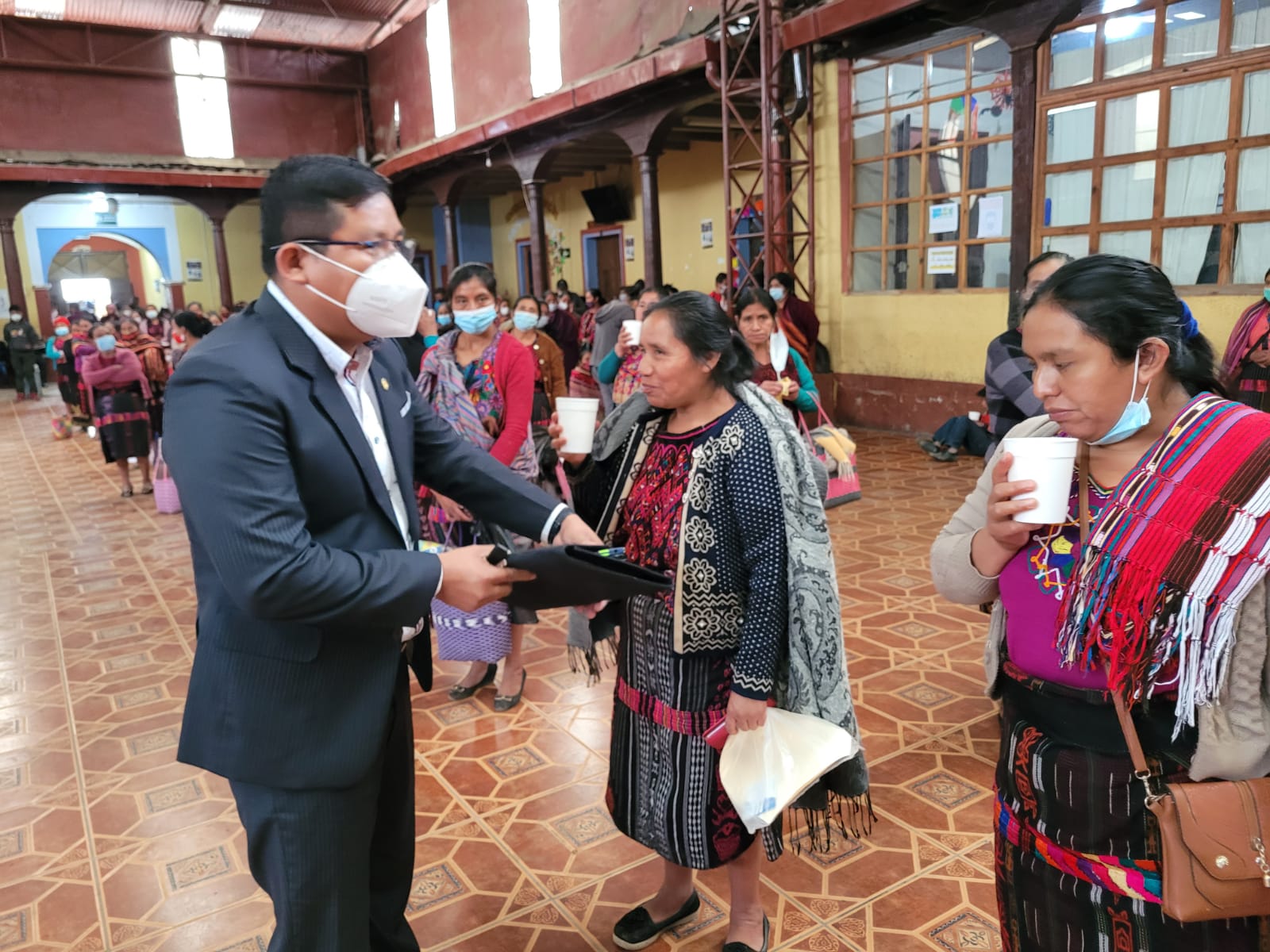 Entregan aporte del bono social en Chichicastenango