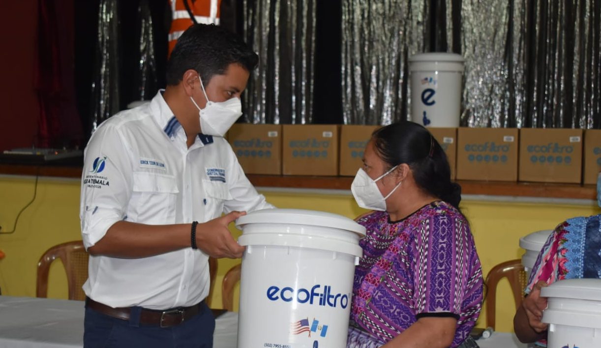 Donación de ecofiltros contribuye al bienestar de familias quetzaltecas