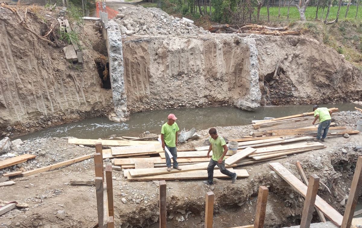 Avanzan trabajos para reponer puente vehicular en Estanzuela