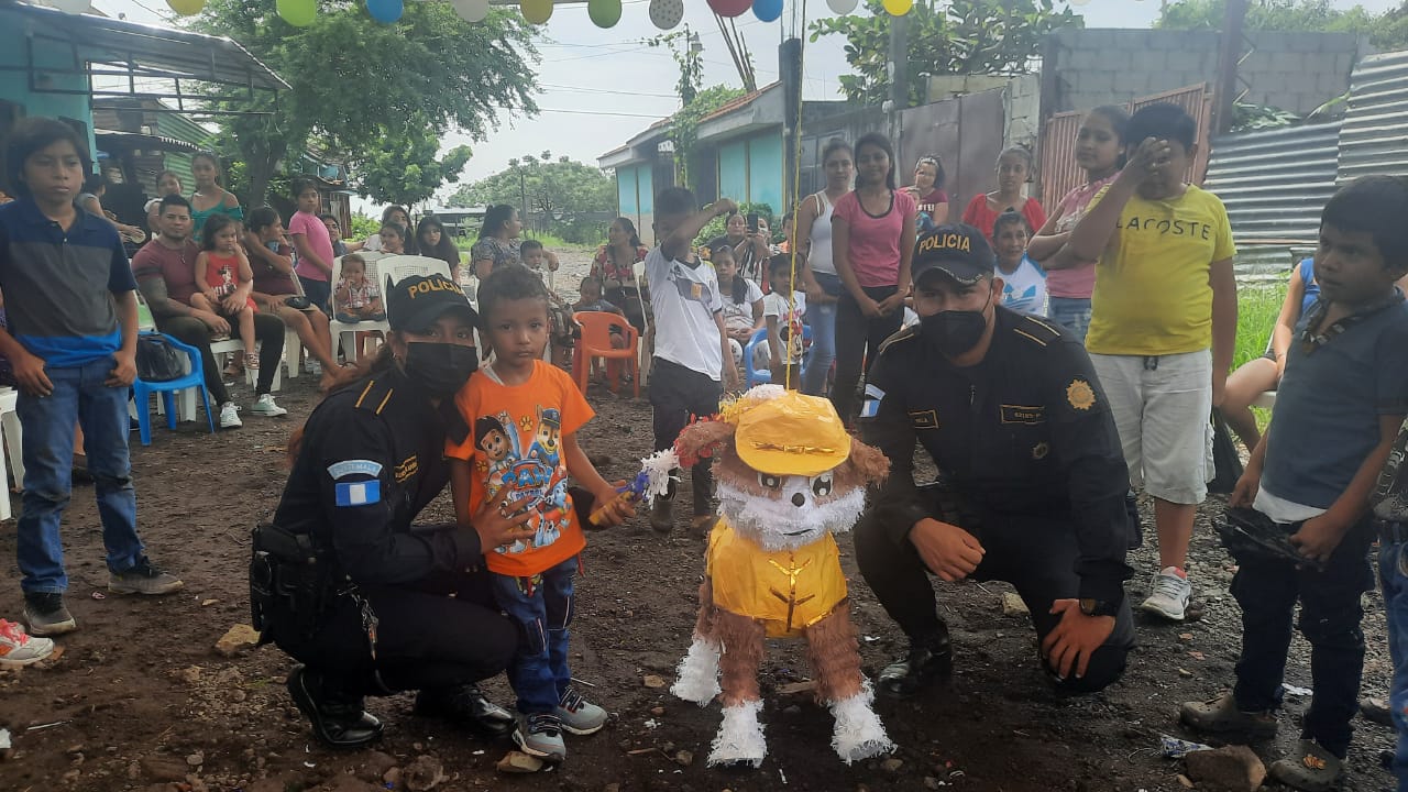 PNC de Escuintla comparte con niños