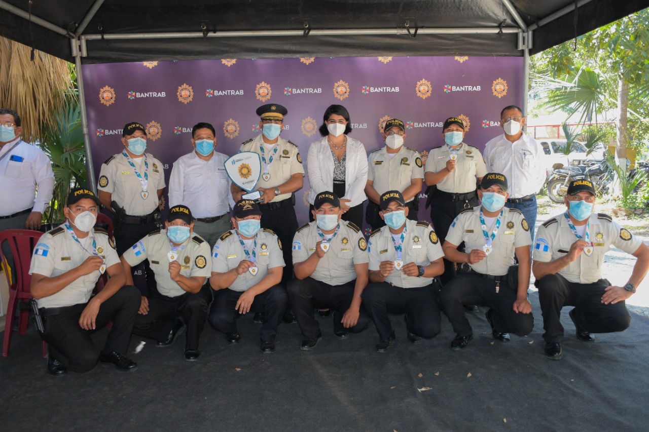 Premian a agentes de la PNC de Baja Verapaz por el menor índice delincuencial