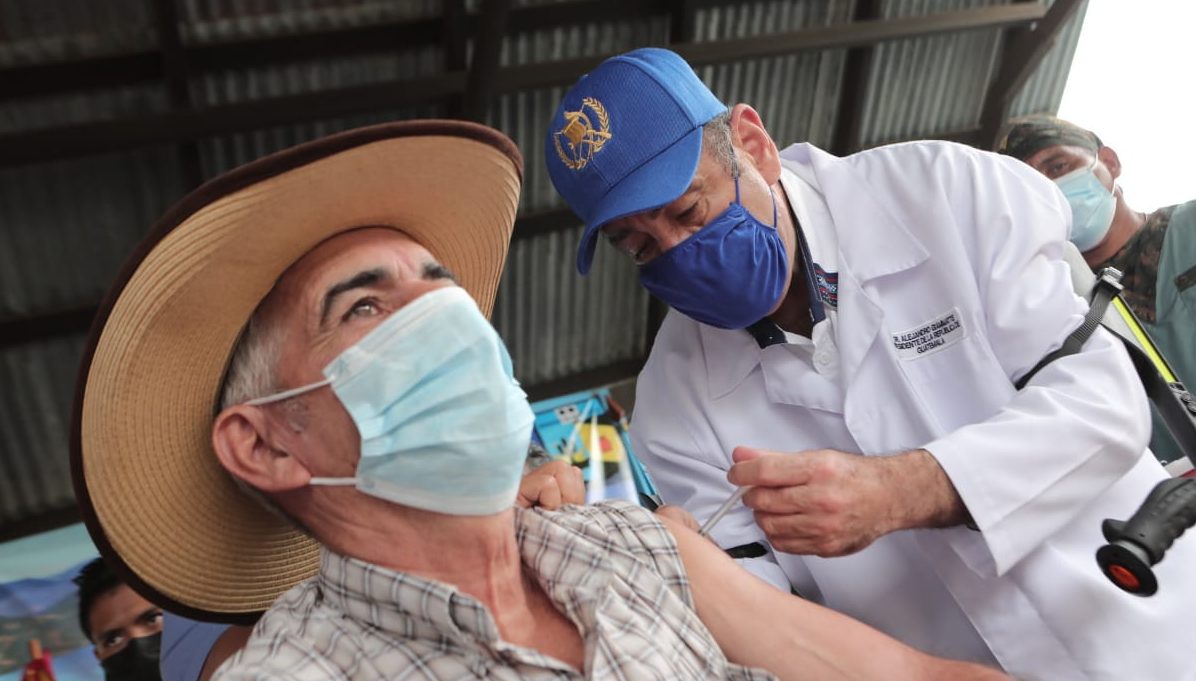 Mandatario participa en jornada de vacunación contra el coronavirus en Zacapa