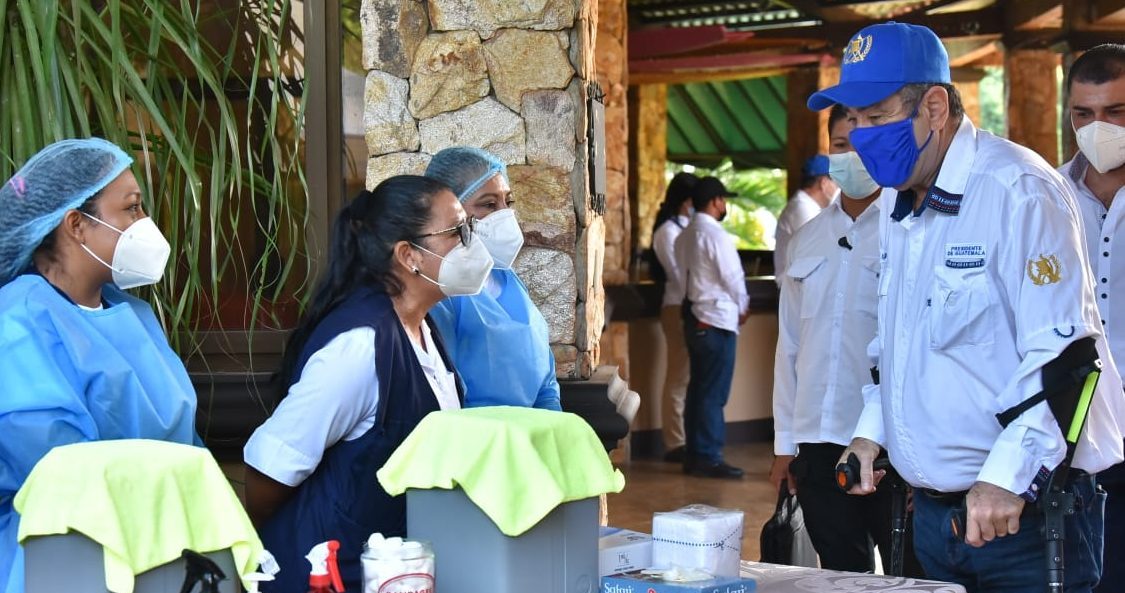 Presidente lidera vacunación contra el COVID-19 en Chiquimula