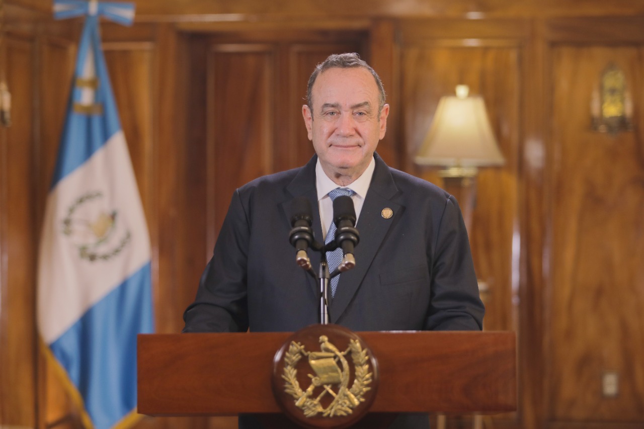 Mandatario insta a vacunarse para reducir el riesgo de muerte