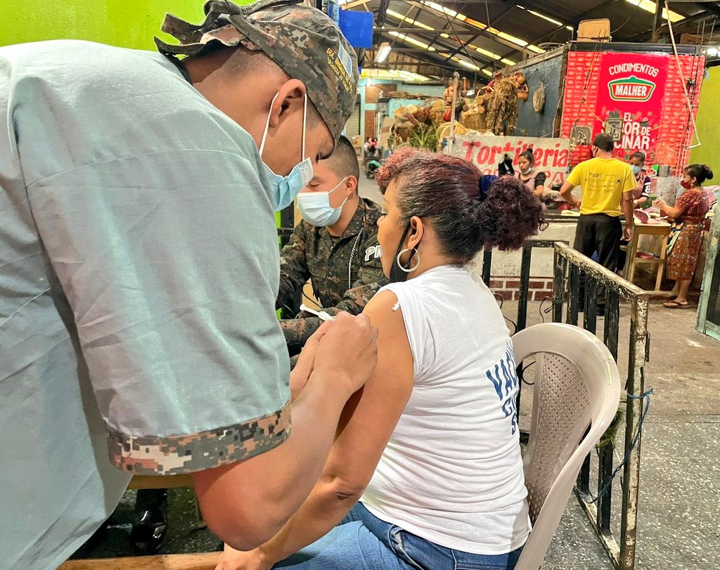 Vendedores del mercado Sur 2, ubicado en la zona 1 de la ciudad, reciben vacuna contra COVID-19