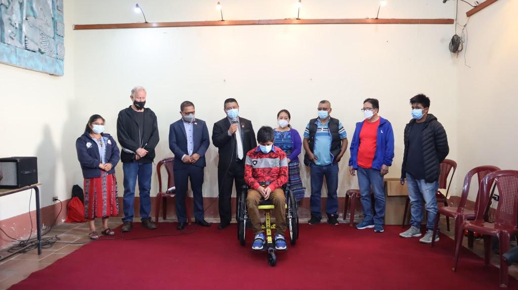 Entregan sillas de ruedas a niños y adultos en Momostenango, Totonicapán