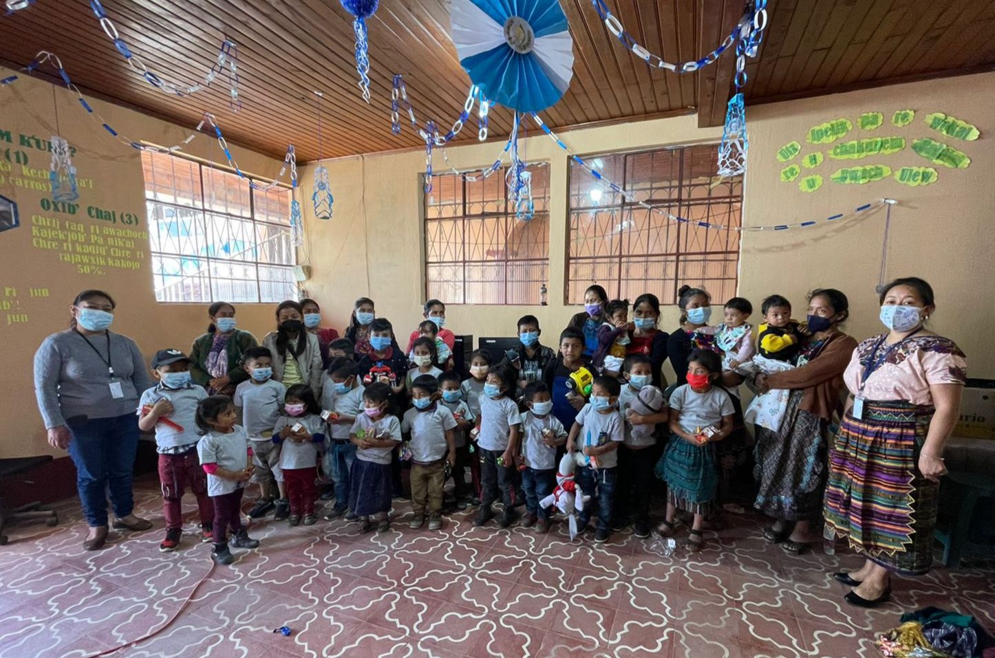 SOSEP entrega juguetes a niños en Santa María Chiquimula, Totonicapán