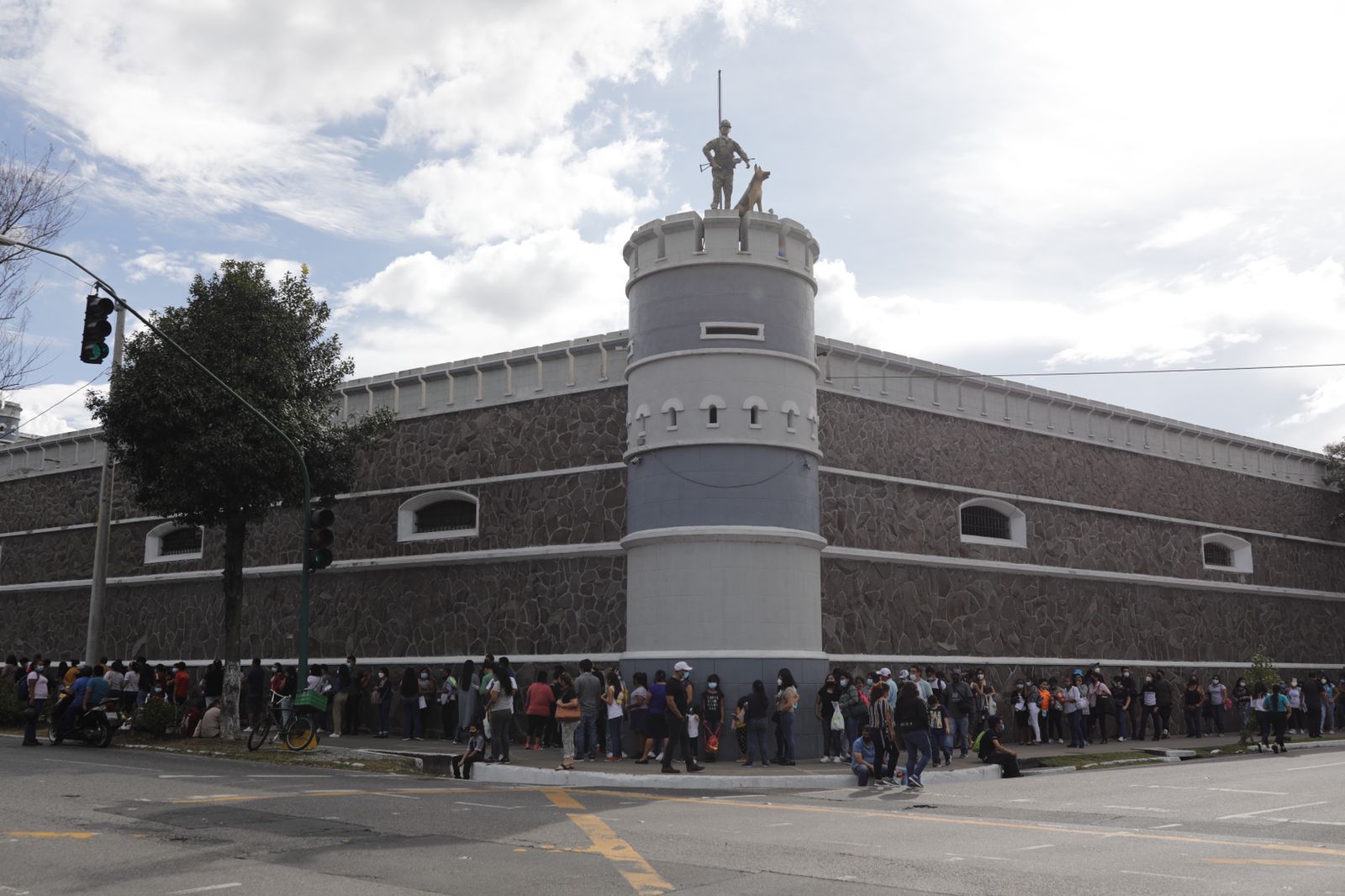 Reportan afluencia de guatemaltecos en centros de vacunación de Campo de Marte y Guardia de Honor