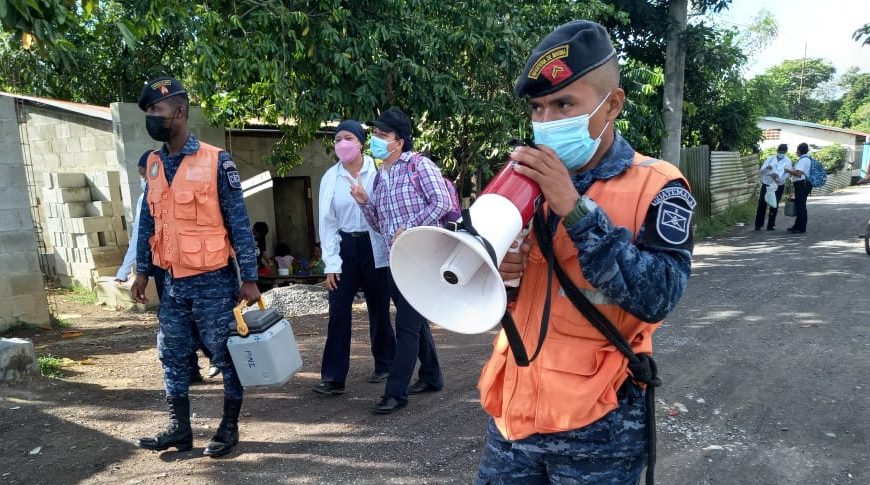 Soldados apoyan plan de vacunación domiciliar en Izabal