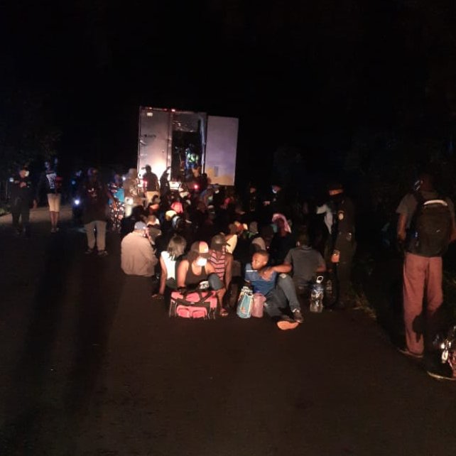 PNC localiza a 126 migrantes dentro de un contender en Escuintla