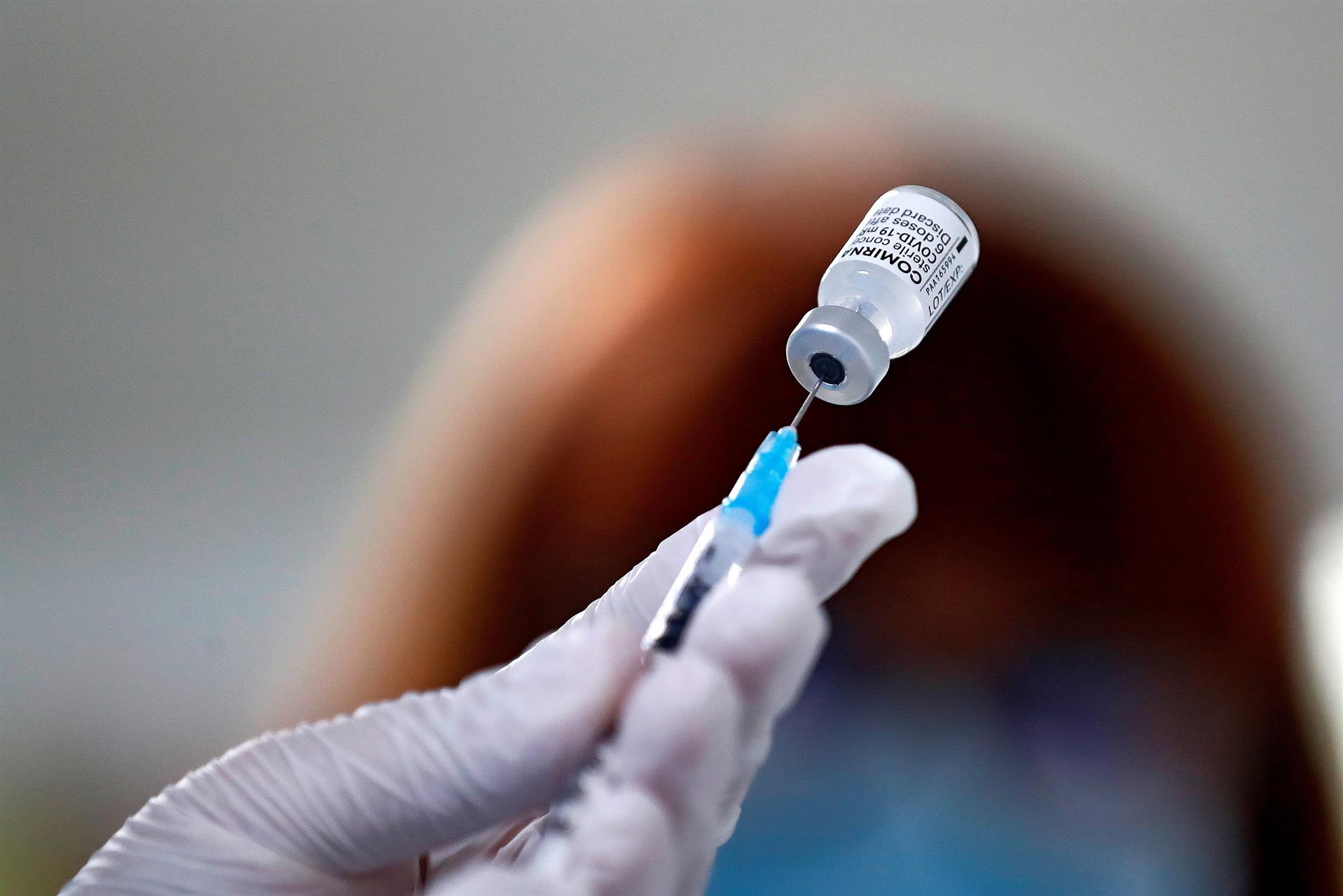 La vacuna de Pfizer es muy eficaz contra hospitalizaciones durante seis meses