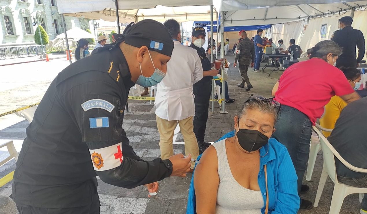 Pobladores acuden a puestos de vacunación en distintos puntos de la capital