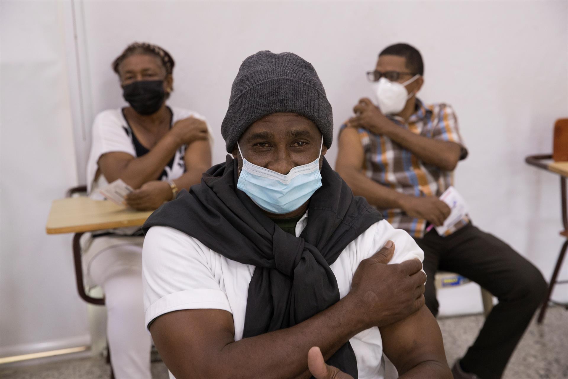 Se acelera vacunación en República Dominicana ante nuevas restricciones