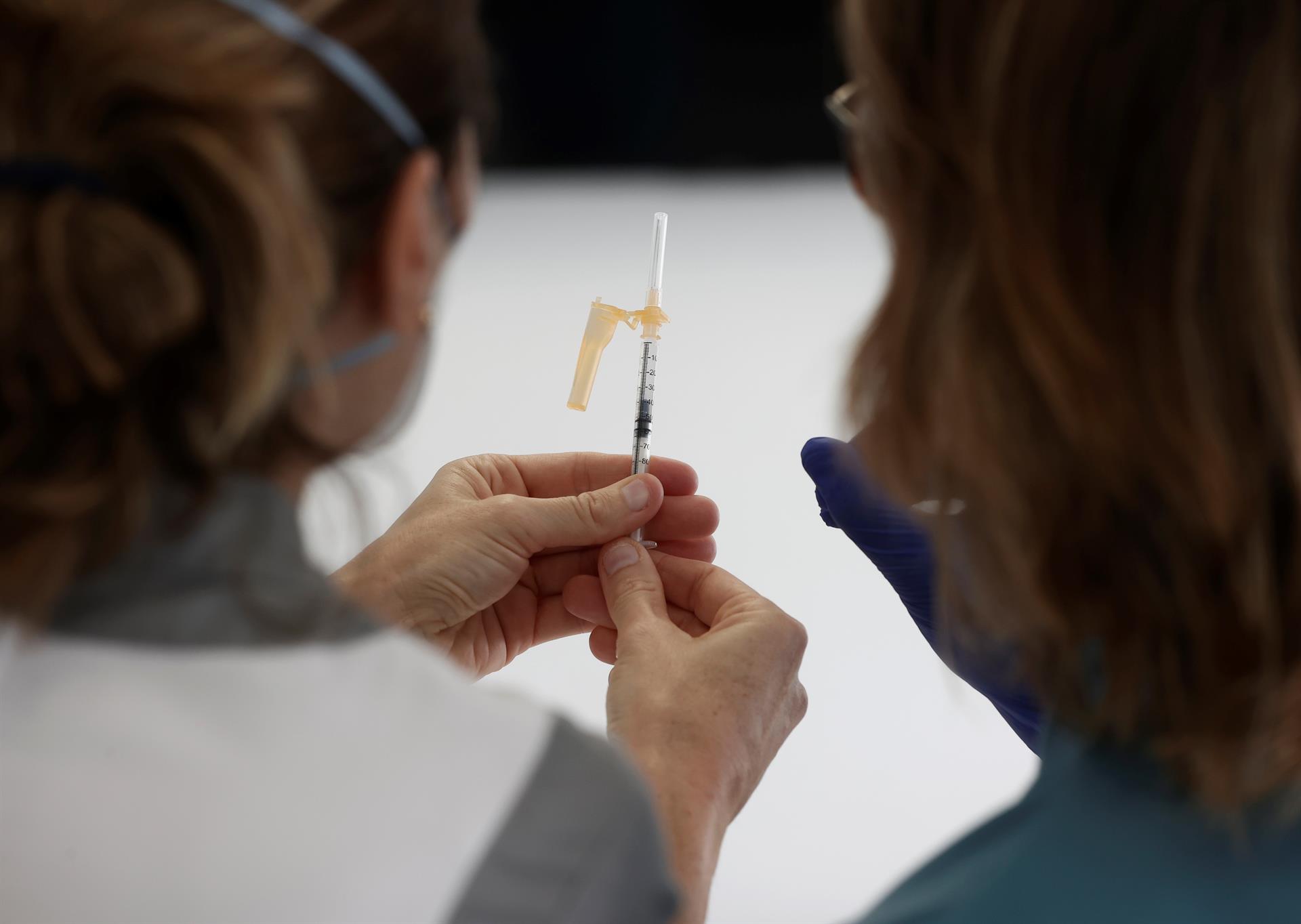 Científicos hallan un anticuerpo eficaz contra todas las variantes de COVID-19