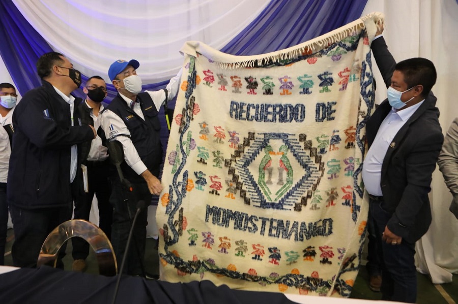 Alcalde entrega presente al presidente Giammattei