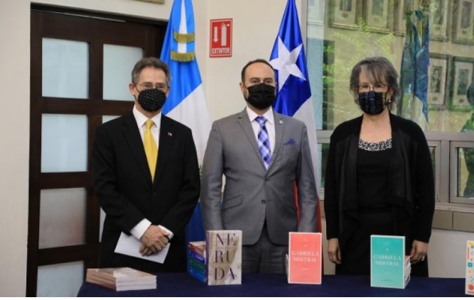Embajador de Chile en Guatemala Javier Becker, junto al canciller Pedro Brolo Vila, durante entrega de libros.