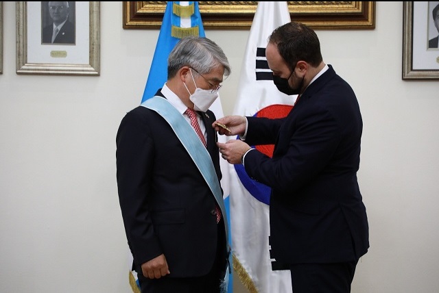 Guatemala otorga Orden del Quetzal a embajador de Corea