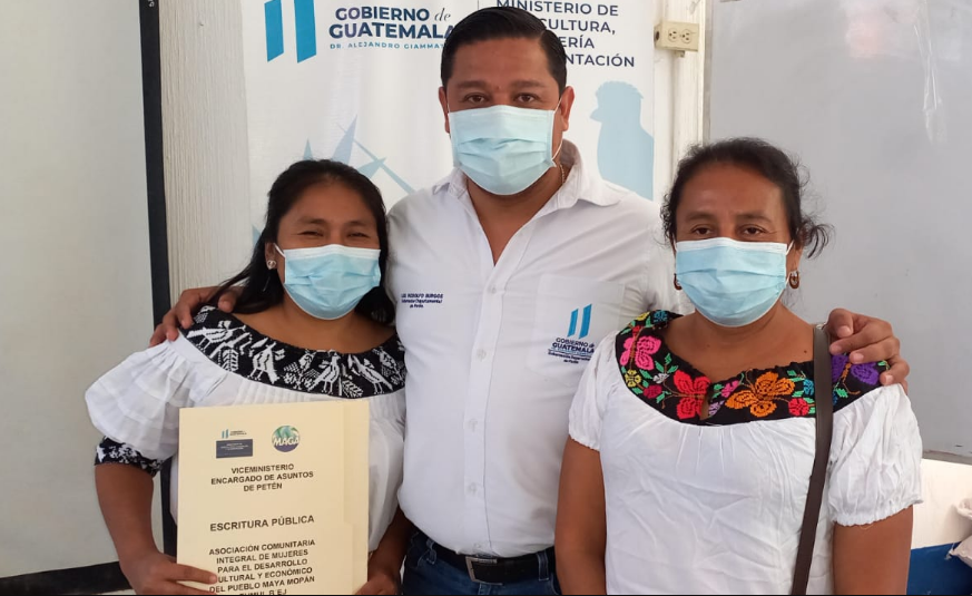 Petén: efectúan entrega de escrituras de Asociaciones Comunitarias