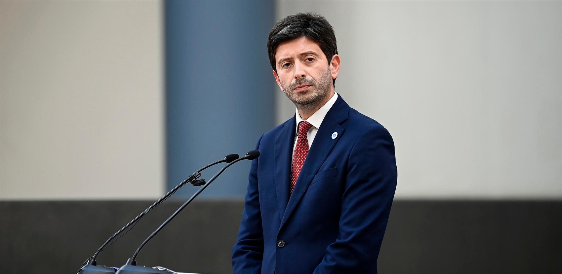 Italia mira la Navidad con prudencia y acelera la tercera dosis
