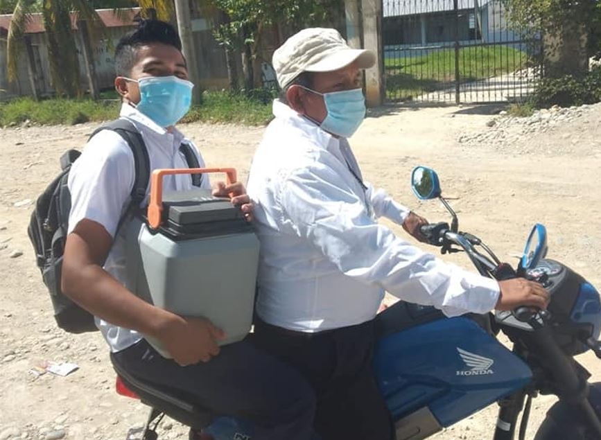 Llevan vacuna contra el COVID-19 a comunidades lejanas