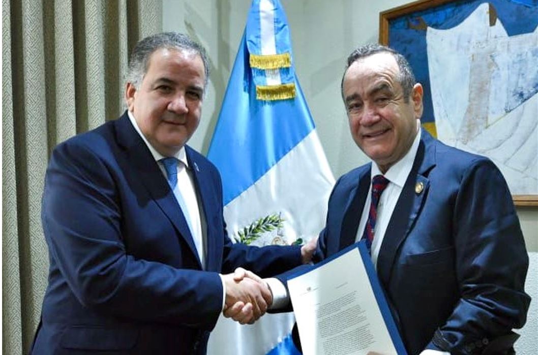El presidente guatemalteco recibió en Casa Presidencial a José Miguel Barreto Sánchez.