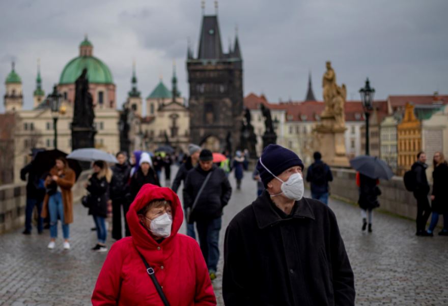 Europeos adoptan nuevas restricciones para afrontar contagios por covid