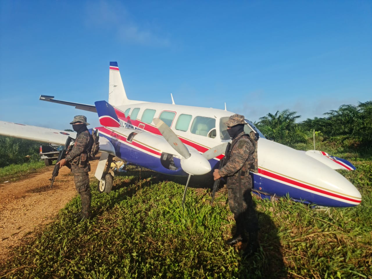Localizan aeronave y vehículos con cocaína en Sayaxché, Petén