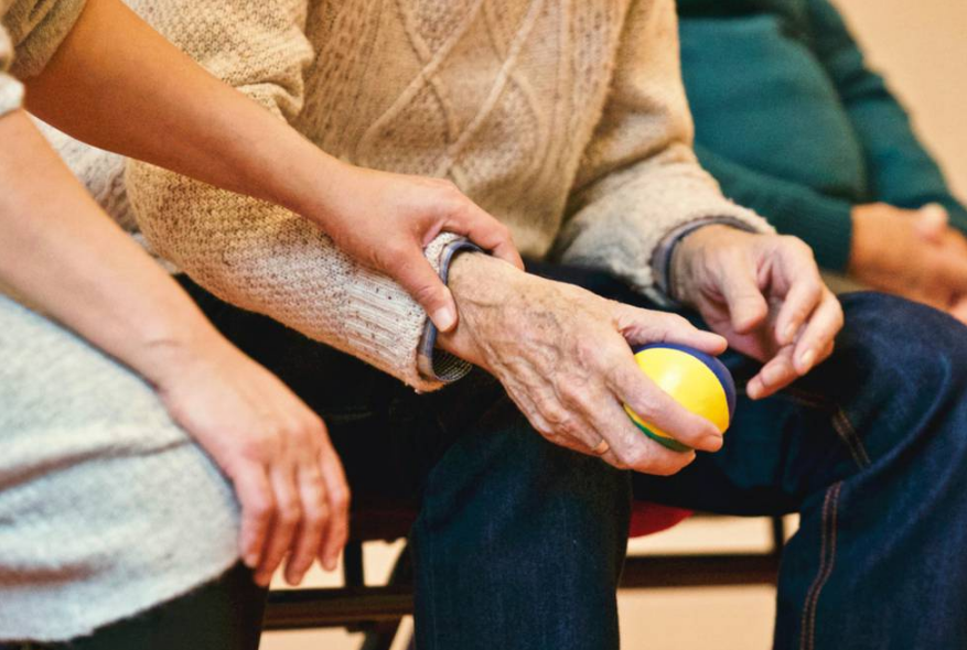 Infecciones por covid apuntan a personas mayores, según experto