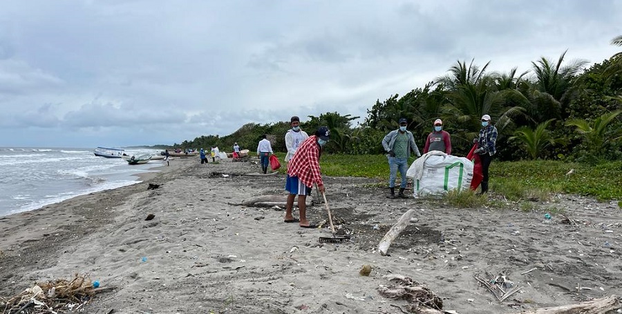Jornada de limpieza en playa de Puerto Barrios, Izabal