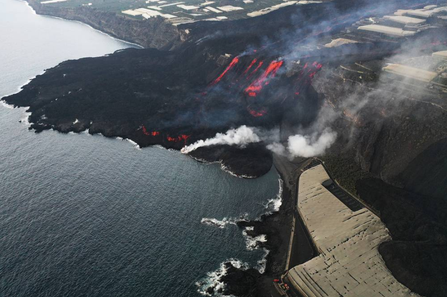 Lava del volcán engulle por completo una playa de la isla de La Palma