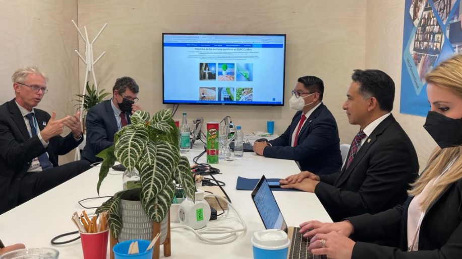 Ministro de Ambiente, Mario Rojas, en reunión en la COP26