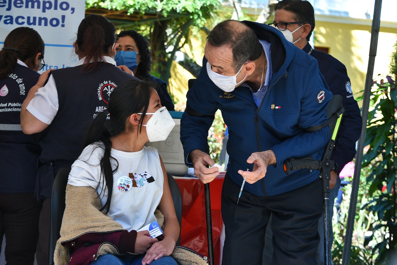Gobierno inicia vacunación en sistema educativo para menores de 12 a 17 años