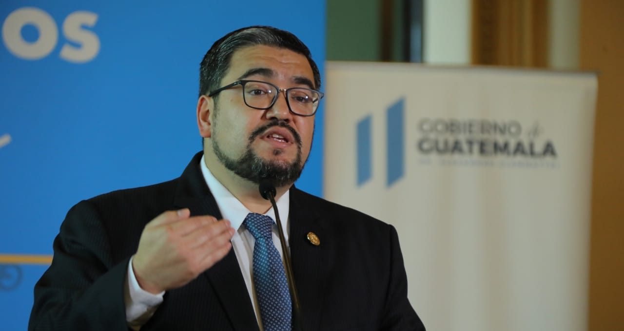 Ministro de Energía y Minas, Alberto Pimentel en conferencia de prensa