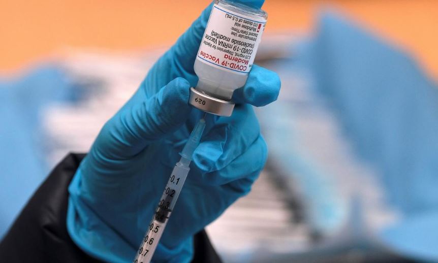 OMS pide acelerar la vacunación ante el alto riesgo que presenta ómicron