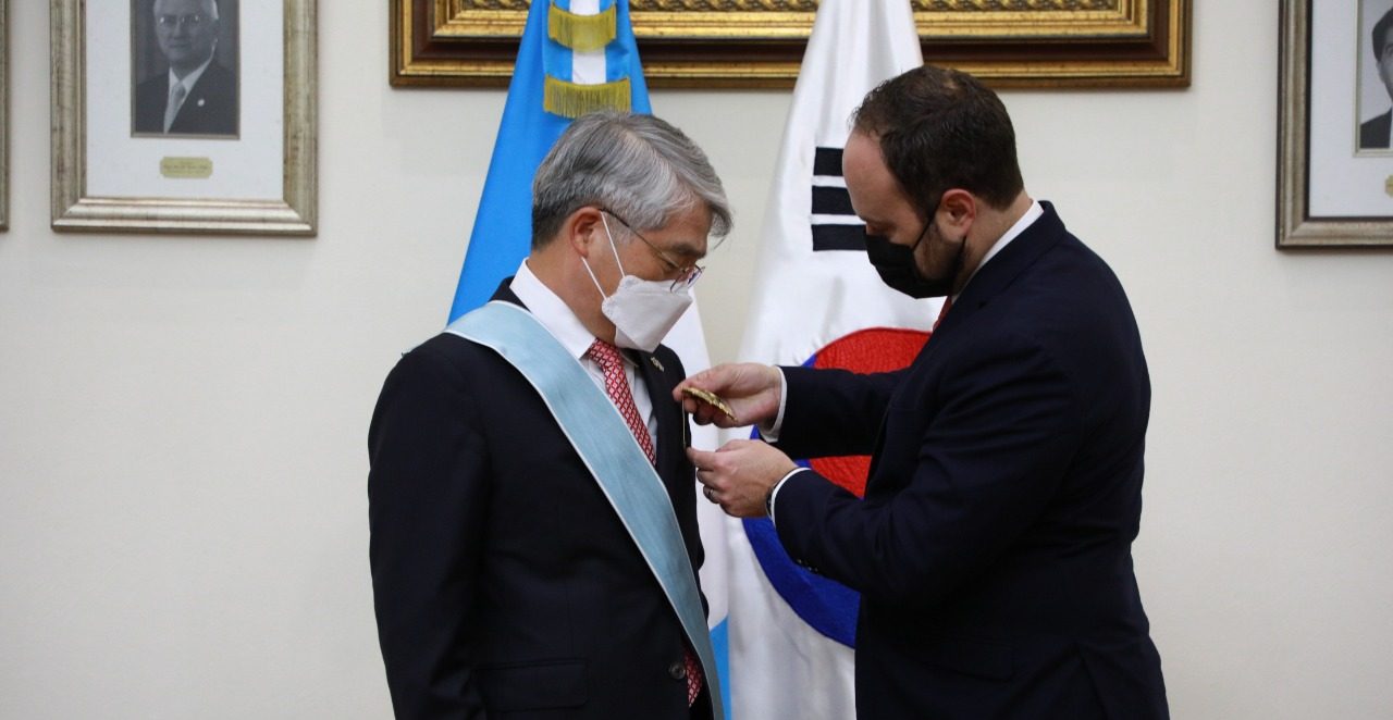 Otorgan Orden del Quetzal al embajador de la República de Corea
