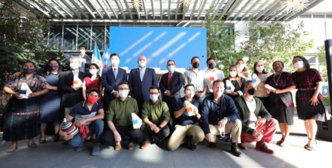 Premian a equipos ganadores de concurso Kakaw.