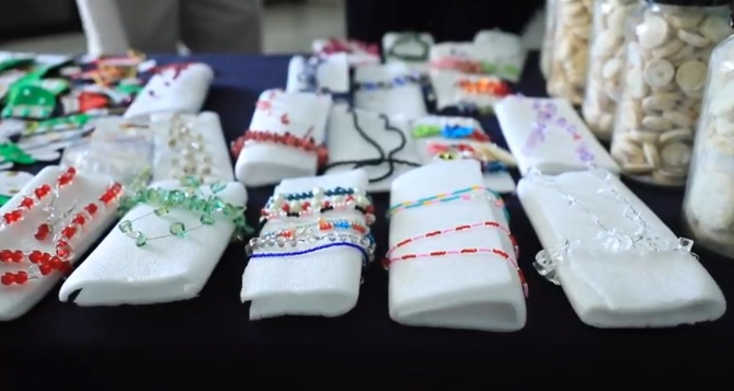 Exhiben y venden productos de jóvenes en proceso de reinserción.