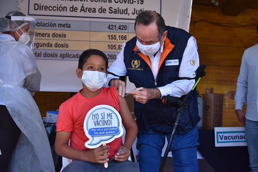 Presidente Giammattei participa en jornada de vacunación de Jutiapa.