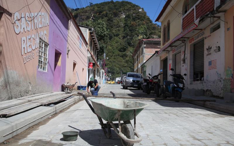 Fodes mejora calles en el Centro Histórico de Panajachel