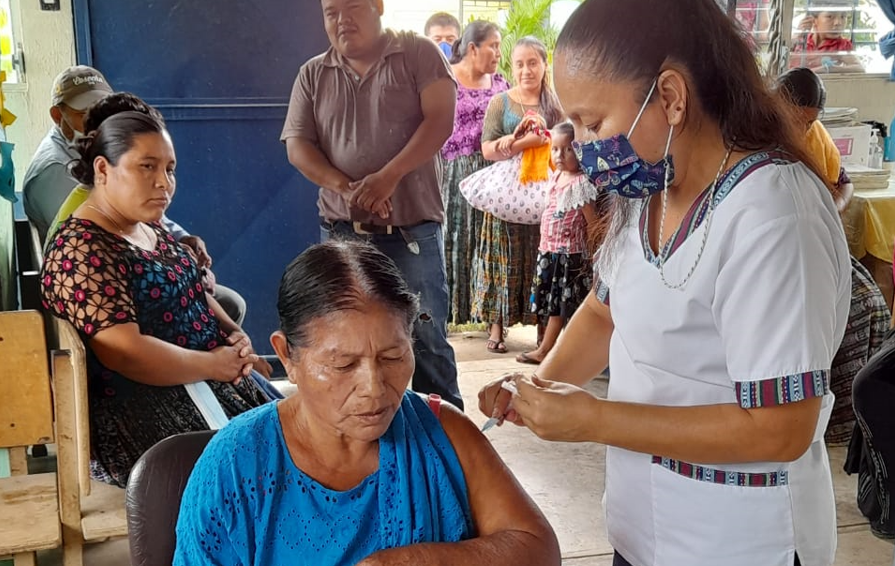 Comunidad q’eqchi’ de Sayaxché supera mitos y dudas, y dice sí a la vacuna contra el COVID-19