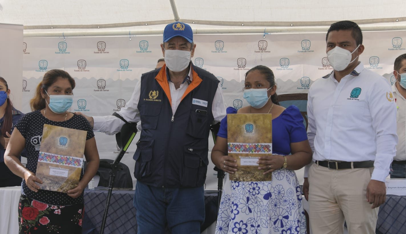 Benefician a 484 familias con escrituras y capital de trabajo